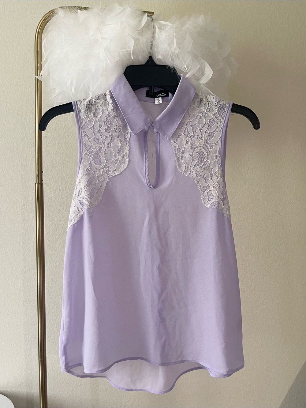 Lace collar sleeveless flowing top